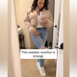 American Eagle Light Blue Denim Mom Jeans size 2 short worn once!